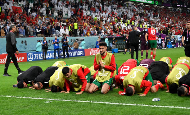 Sujud syukur para pemain Maroko setelah berhasil melaju ke semifinal. (Ist)