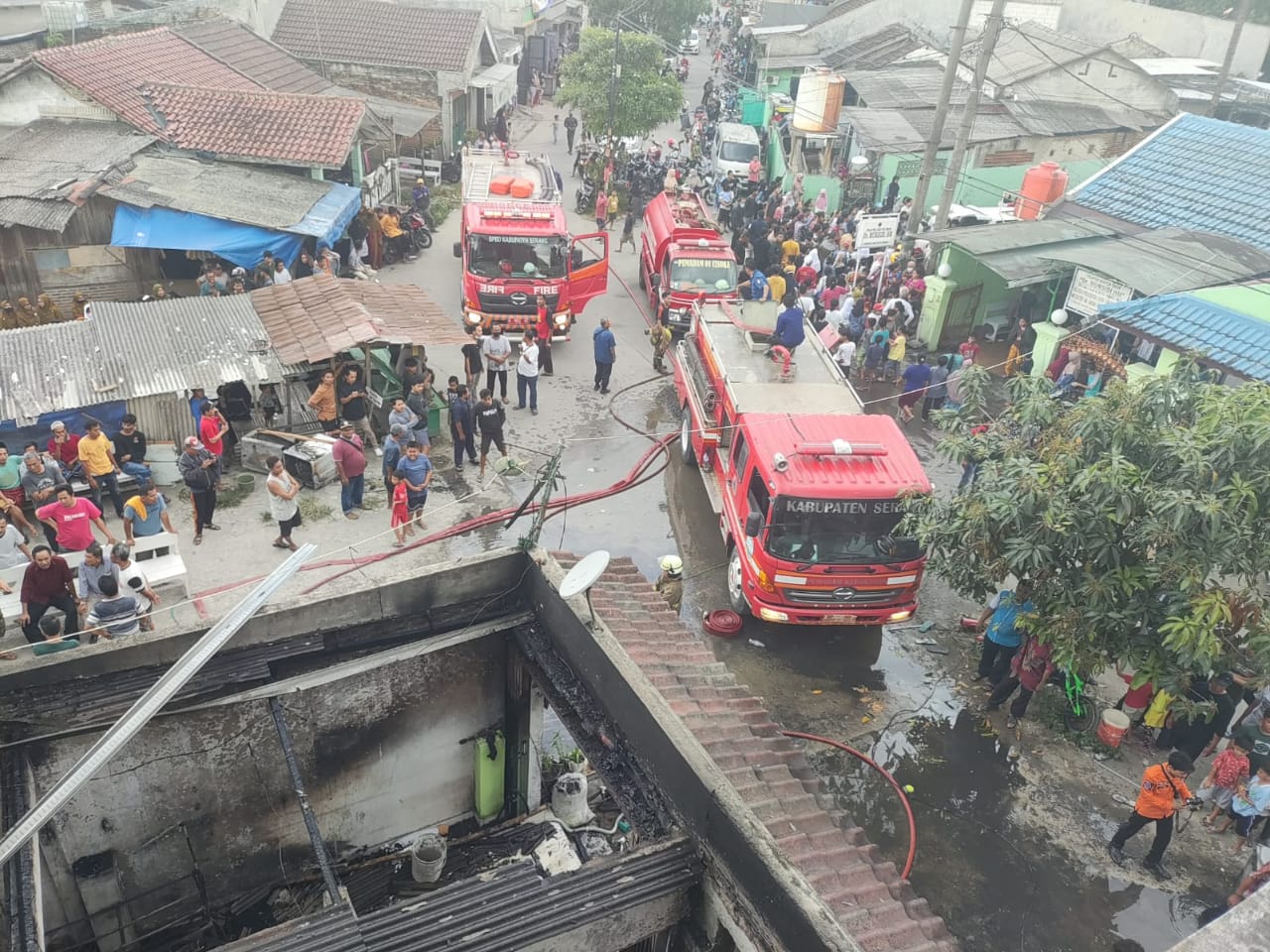 Kebakaran Di Tempat Usaha Laundry Merenggut Nyawa 3 Orang Mobil pemadam sedang memadamkan ruko yang terbakar di Perum Cikande, Kabupaten Tangerang. (Ist)
