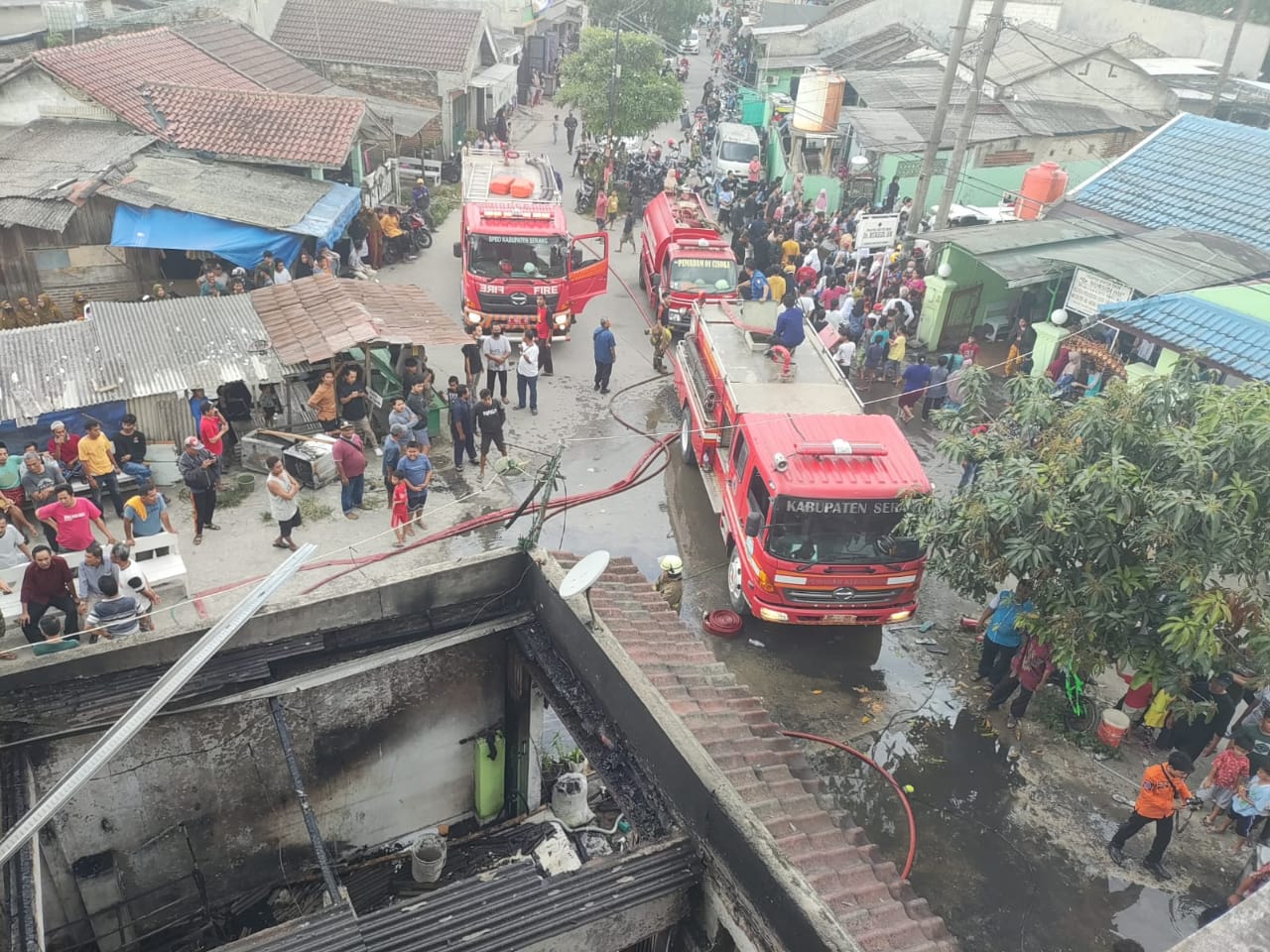 Mobil pemadam sedang memadamkan ruko yang terbakar di Perum Cikande, Kabupaten Tangerang. (Ist)