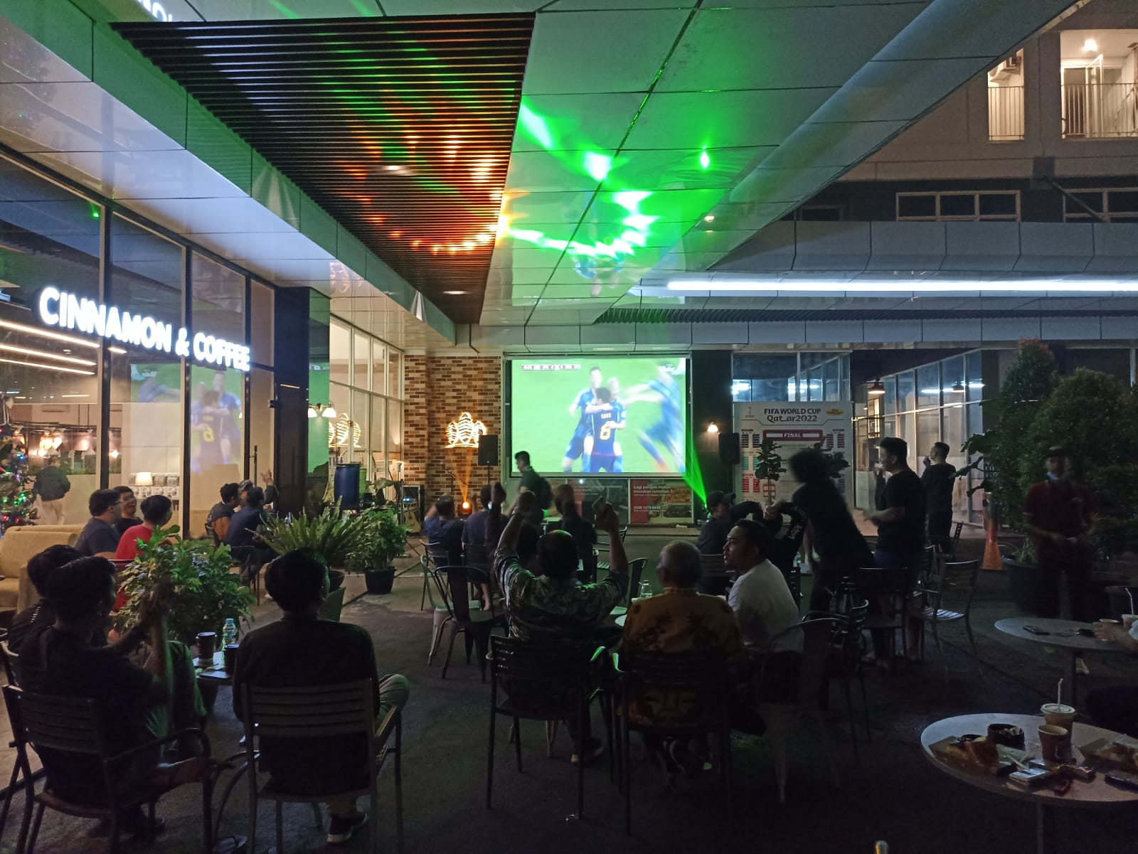 Keseruan Nobar Piala Dunia 2022 di Saint Cinnamon Intermark, Jepang vs Kroasia Keseruan nonton bareng (nobar) Piala Dunia 2022, bisa mendatangi Saint Cinnamon Intermark, Tangerang Selatan. (tangselpos.id/mg1)