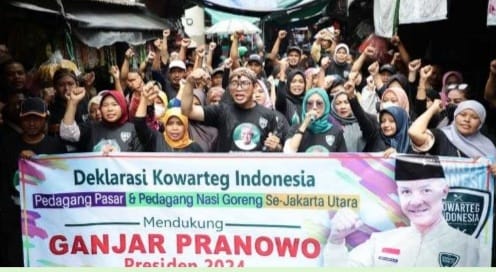 Kowarteg Bersama Ratusan Pedagang Pasar Dan Tukang Nasi Goreng Jakarta Utara Dukung Ganjar Presiden Ratusan pendukung Ganjar Pranowo yang tergabung di Kowarteg menggelar acara di Sunter Agung, Jakarta Utara pada Minggu (18/12). (foto: Istimewa)