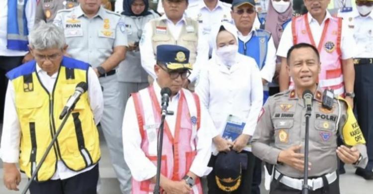Libur Nataru, Menhub Dan Korlantas Waspadai Titik Rawan Banjir Tol Cipali Menteri Perhubungan Budi Karya Sumadi saat memantau arus lalulintas dari GT Cikatama. (Ist)