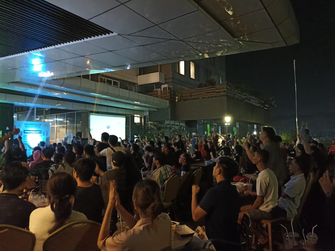 Lionel Messi Angkat Piala, Pendukung Prancis: Biar Giliran Messi Nonton bareng (nobar) di Saint Cinnamon Intermark, Tangerang Selatan. (tangselpos/mg1)