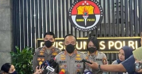 Mabes Polri Lakukan Mutasi, 7 Polwan Dapat Promosi Jabatan Kadis Humas Polri Irjen Pol. Dedi Prasetyo saat memberikan keterang pers di Mabes Polri.