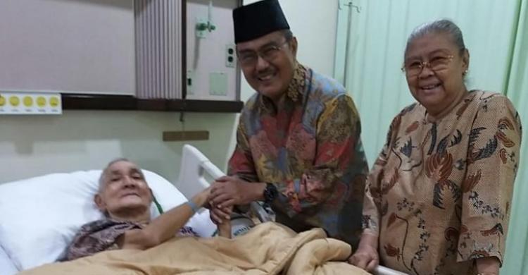 Mantan Wapres Try Sutrisno saat dijenguk oleh Mantan Ketua MK Jimly Asshiddiqie di RS RSPAD. (foto: Istimewa)