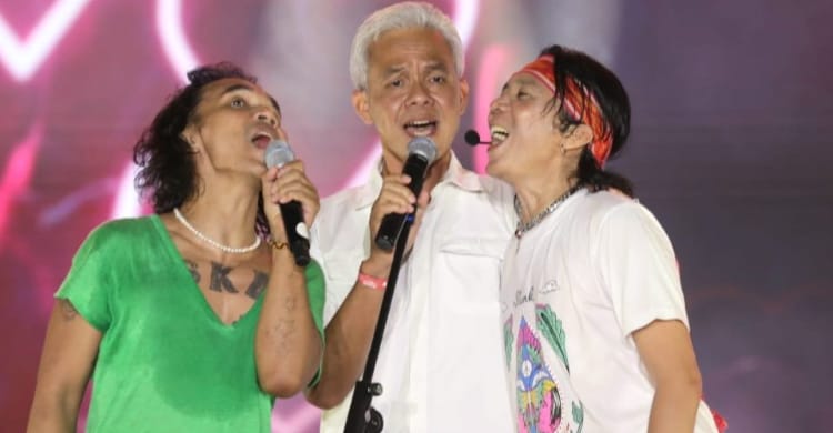 Momen Langka, Ganjar Pranowo Didaulat Bimbim Cs Bacakan 13 Ajaran Nggak Sempurna Slankers Ganjar Pranowo dan pentolan group Slank saat konser di kawasan Candi Prambanan pada Sabtu (17/12) malam. (foto: Istimewa)