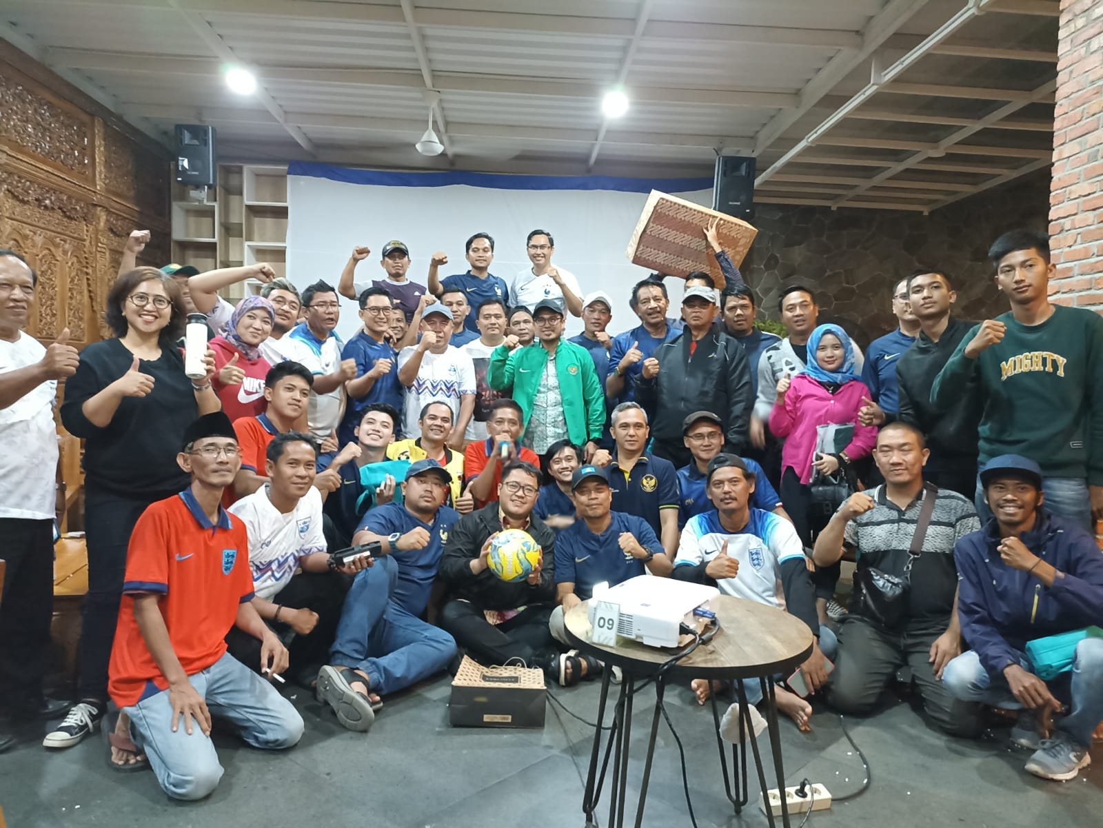 Nobar bersama Wakil Wali Kota Tangsel di Kedai Kemuning 57, Pamulang. (tangselpos.id/Mg1))