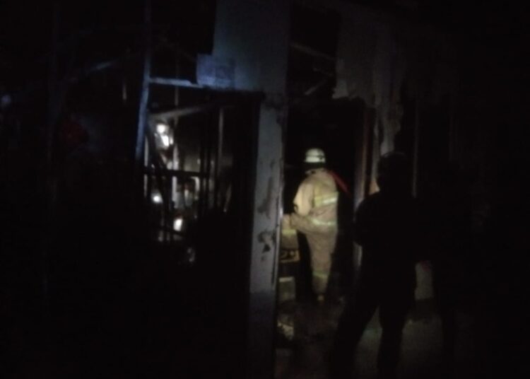 Pabrik PT Thiansun di Curug Terbakar, Belum Diketahui Penyebabnya Petugas dari BPBD Kabupaten Tangerang sedang melakukan pemadaman di pabrik milik PT Thiansun. (Ist)