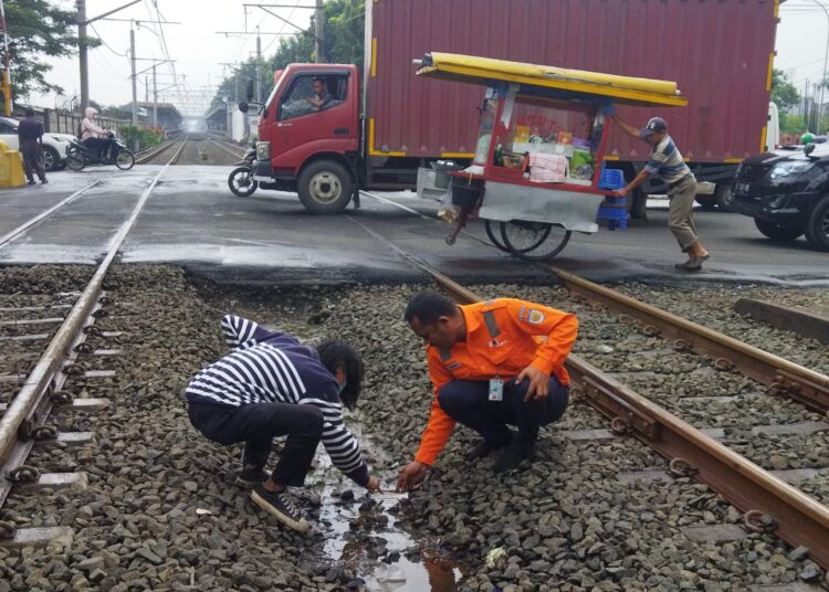 Pasokan Air Mampet, Pipa Bocor Di Bawah Jalur Rel Saluran air bersih PDAM Tirta Benteng sempat mampet di tengah jalur rel ka stasiun Tanah Tinggi. (Ist)