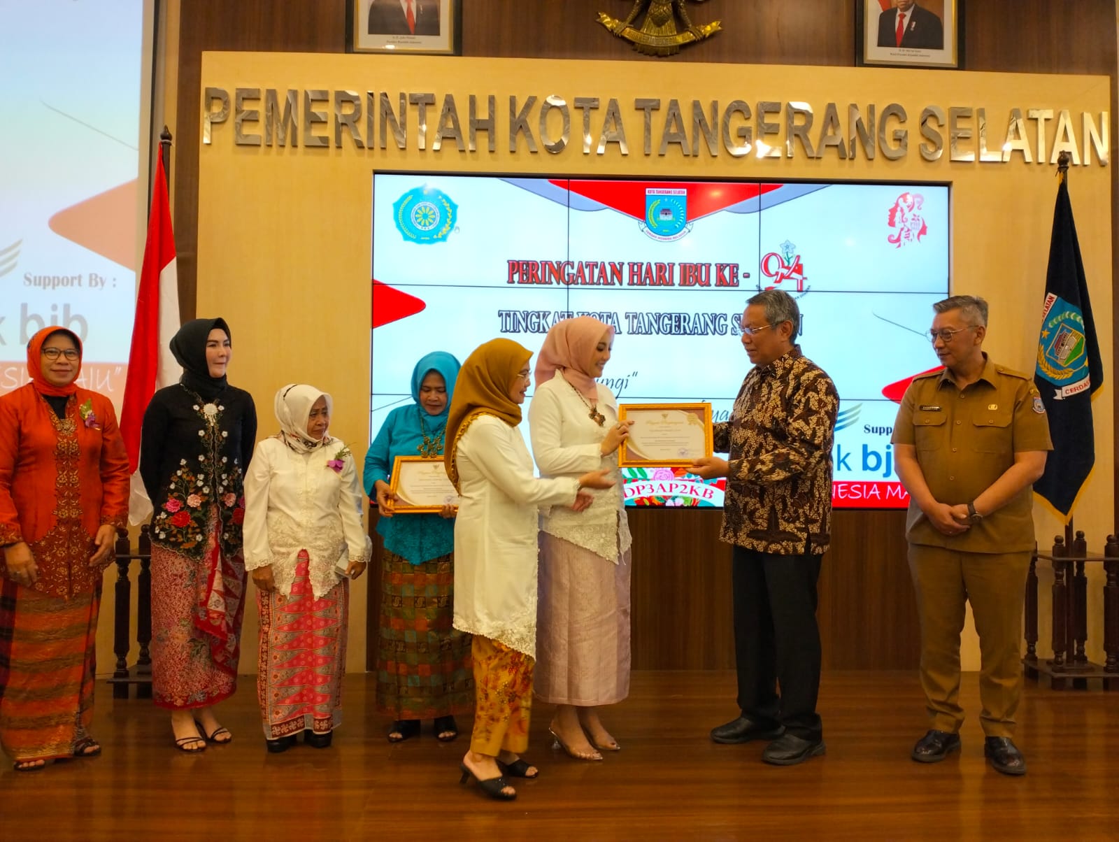Peduli Anak & Perempuan, 2 Kecamatan di Tangsel Raih Penghargaan Penyerahan penghargaan Kecamatan Peduli Perempuan dan Anak