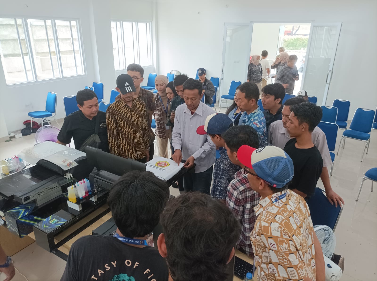 Pemberdayaan Pemuda, Karang Taruna Cilenggang Berlatih Sablon Digital Karang Taruna Cilenggang, mengikuti pelatihan sablon digital di Kantor Kelurahan Cilenggang, Tangerang Selatan, Kamis (8/12/2022). (tangselpos.id/mg1)