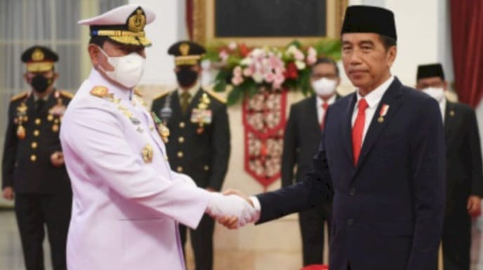 Pimpin TNI, Ini Pesan Jokowi Kepada Yugo Margono Hadapi Pemilu 2024 Presiden Jokowi saat melantik Laksamana Yudo Margono sebagai Panglima TNI yang baru. (Foto : Setpres)