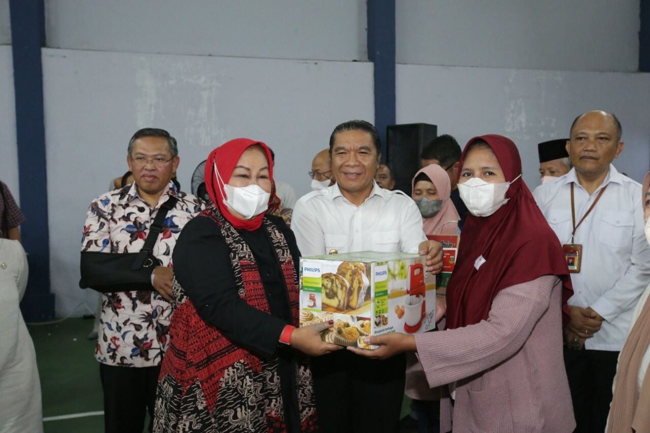 Pj Gubernur Al Muktabar: Pemerintah Dan Masyarakat Banten Berkolaborasi Wujudkan Kesejahteraan Pj Gubernur saat menyerahkan bansos kepada Syarifah salah satu warga Kelurahan Sukasari, Kecamatan Tangerang. (Ist)