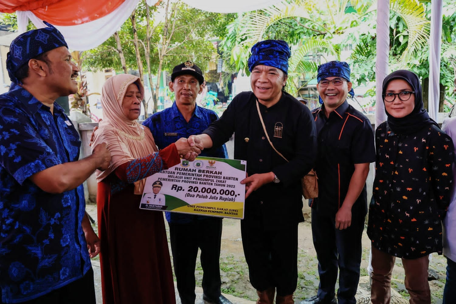 Pj Gubernur Banten Al Muktabar bersama Bupati Lebak Iti Oktavia Jayabaya saat menyerahkan bantuan kepada masyarakat Baduy di Kampung Ciboleger.  (foto: Humas Pemprov)