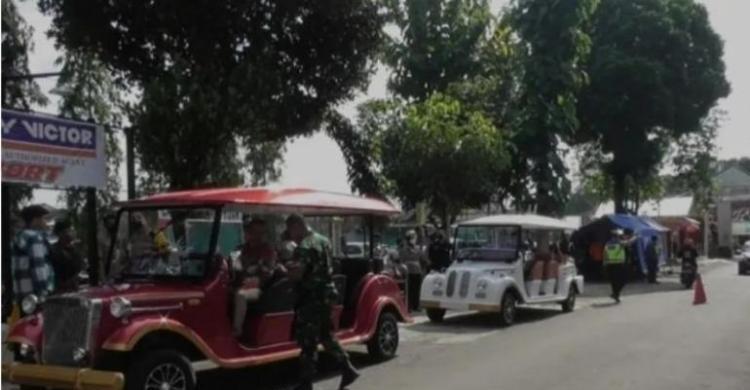 Polisi: Tak Ada Penutupan Arus Lalin Di Sekitar Rumah Erina Bantuan dua unit golf car dari UGM untuk membantu tamu undangan yang akan ke rumah Erina. (Ist)