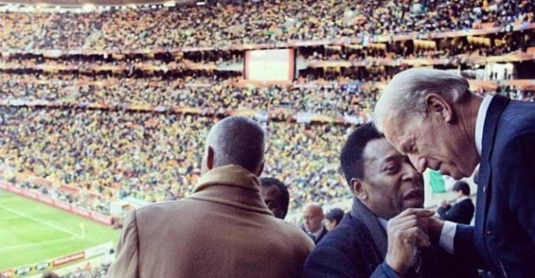 Presiden AS Joe Biden Turut Berduka Atas Meninggalnya Pele Presiden AS Joe Biden dalam suatu kesempatan bersama bintang sepakbola dunia asal Brazil Pele. (Ist)