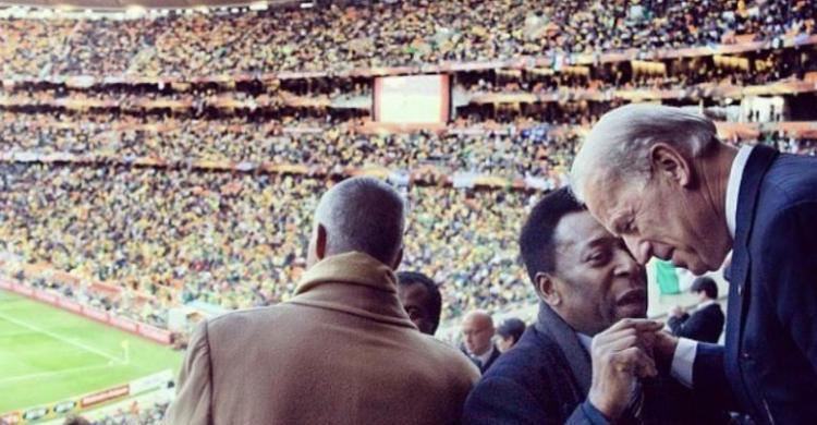 Presiden AS Joe Biden dalam suatu kesempatan bersama bintang sepakbola dunia asal Brazil Pele. (Ist)