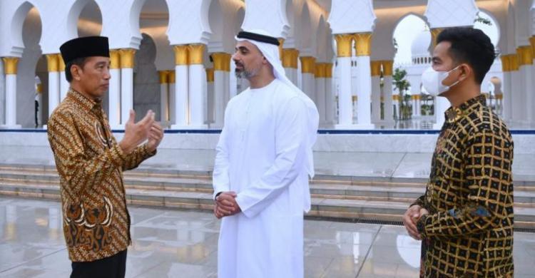 Presiden Jokowi didampingi Wali Kota Solo Gibran Rakabuming Raka menyambung Sheikh Khalid MBZ di Masjid Raya Sheikh Zayed. (Foto : Setpres)