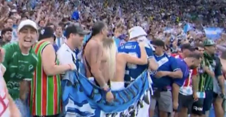 Rayakan Kemenangan Messi Cs, Fans Argentina Terancam Dipenjara Karna Topless Seorang wanita fans Argentina (celana putih) terancam dipenjara karna toples. (Ist)