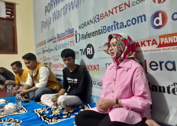 Airin Rachmi Diany saat berada di Sekretariat Porwan Pandeglang. Foto : Istimewa