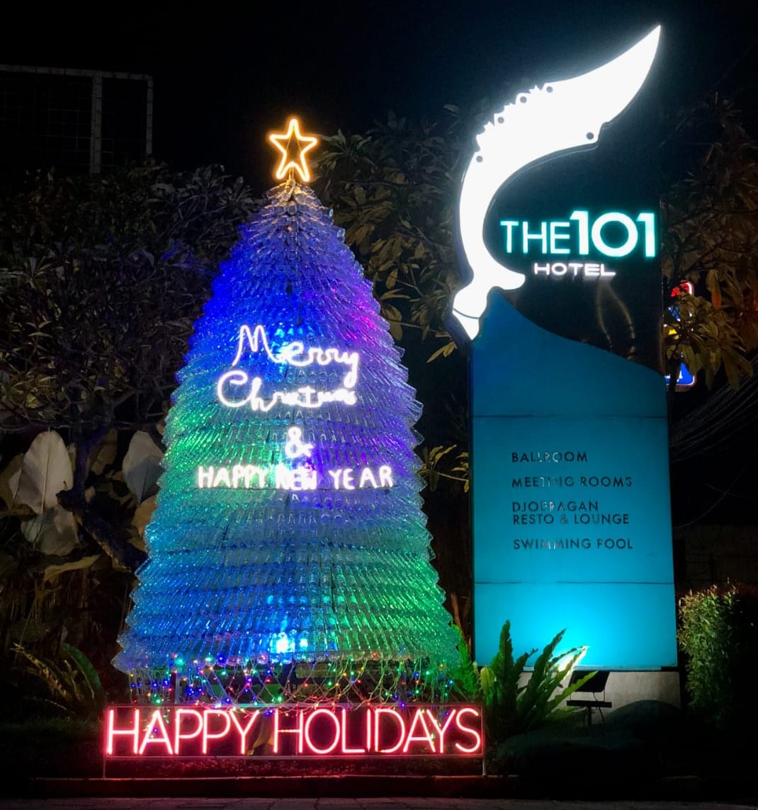 Memanfaatkan Botol Air Mineral Bekas Menjadi Pohon Natal Setinggi 5 Meter Pohon Natal unik dari botol bekas air mineral. (Ist)