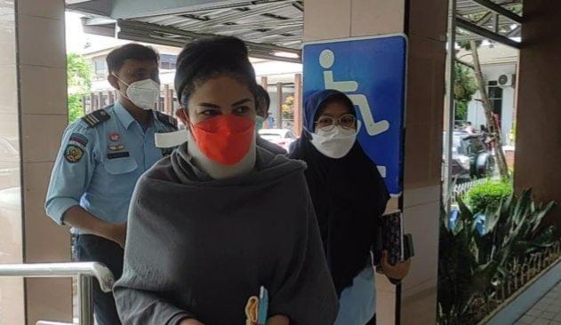 Tulang Leher Keropos, Nikita Mirzani dilarikan ke Rumah Sakit di Bintaro Nikita Mirzani saat tiba di salah satu rumah sakit di daerah Bintaro. (Ist)