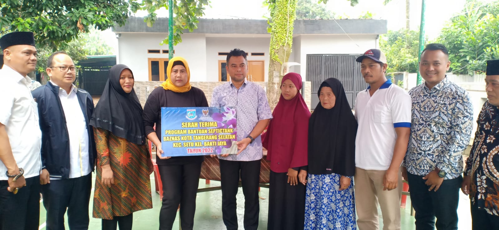 Ubah Kebiasaan Buruk BABS, Warga Kelurahan Bakti Jaya Terima Bantuan Septic Tank Baznas memberi bantuan berupa pembangunan tangki septik atau septic tank, pada Jumat (9/12/2022). (tangselpos.id/rmn)