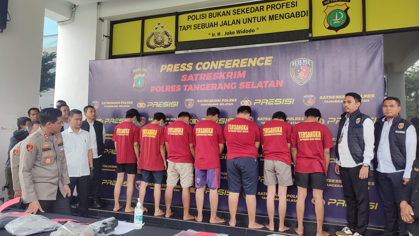 7 Oknum Suporter Rusak Bus Persis Solo Jadi Tersangka Kapolres Tangsel menggelar jumpa pers, Senin (30/1), terkait mengungkapkan penangkapan para oknum suporter yang melakukan penyerangan terhadap bus Official Persis Solo udai bertanding melawan Persita.