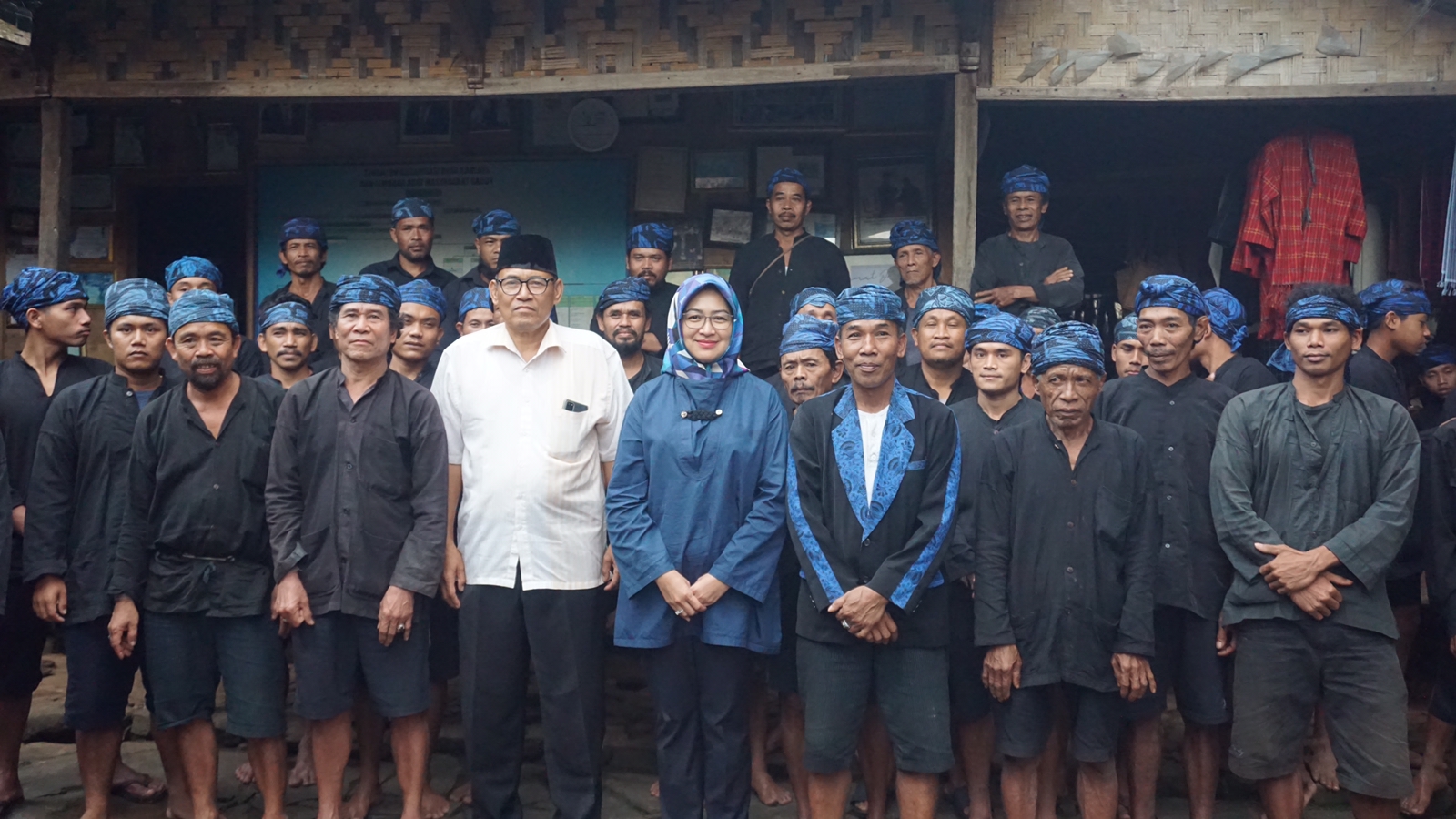 Airin Rachmi Diany Dukung Kelestarian Kearifan Lokal Banten Bakal Calon Gubernur Banten Airin Rachmi Diany foto bersama dengan warga Kabupaten Lebak