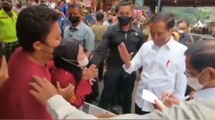 Presiden Jokowi saat blusukan ke pasar tradisional.