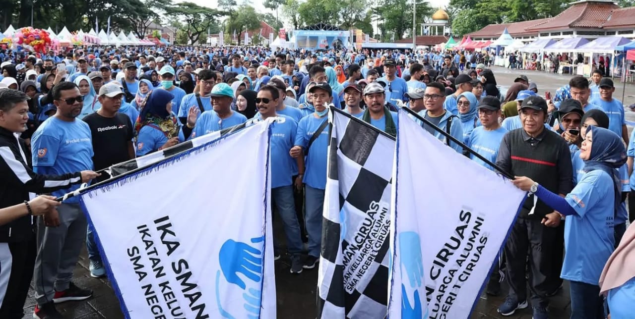 Pj Gubernur Banten Al Muktabar (topi hitam) melepas peserta jalan sehat  Ikatan Alumni SMAN 1 Ciruas di Alun-Alun Barat Serang, Minggu (8/1)