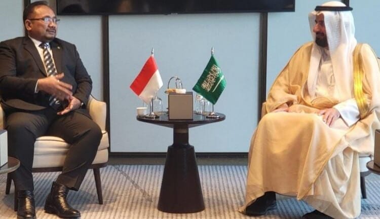 Arab Saudi Tak Batasi Usia Jamaah, Kuota Haji 221 Ribu Menteri Agama Yaqut Cholil Qoumas saat bertemu Menteri Haji daj Umroh Arab Saudi Tawiq F Al Rabiah di Jeddah , Minggu (8/1)
