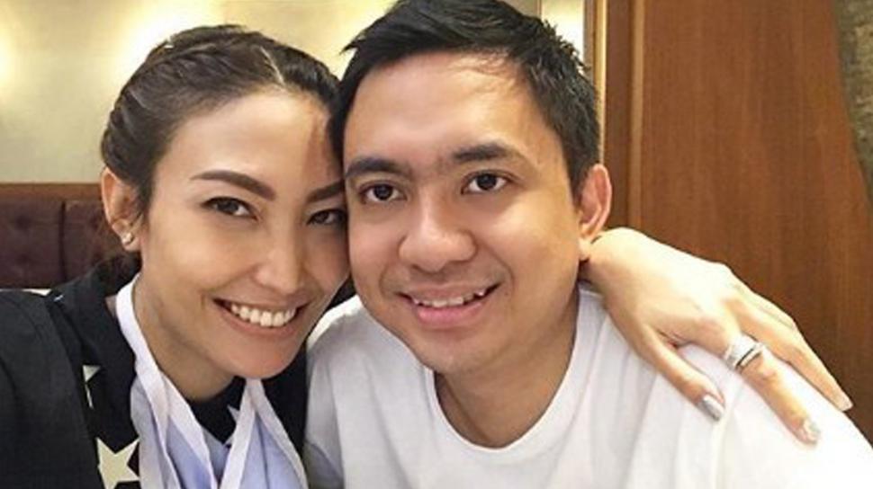 Ayu Dewi, Suami Selingkuh Cuma Gosip Ayu Dewi dan sang suami Regi Datau. (Ist)