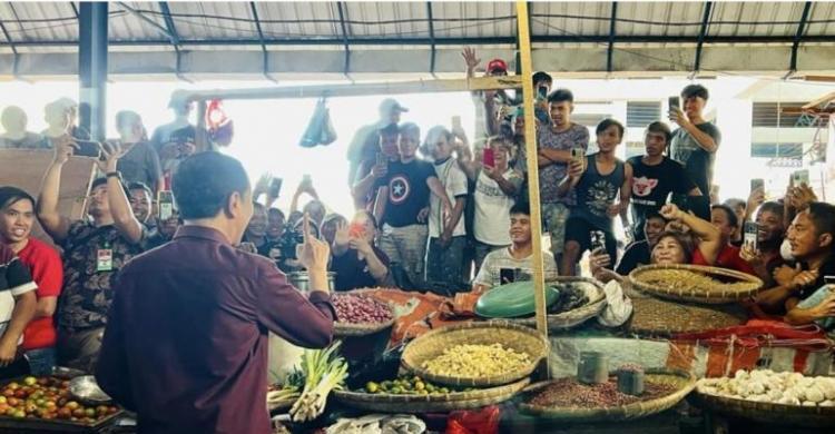 Bagi-bagi Bansos Di Pasar Rakyat Pinasungkulan Manado, Jokowi Disambut Meriah Presiden Jokowi saat berada di Pasar Pinasungkulan, Kota Manado, Kamis (19/1). (Foto : Setpres)
