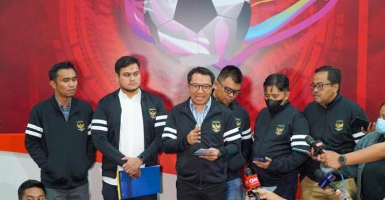 Bakal Calon Bos PSSI Diberi Waktu 2 Hari Lengkapi Persyaratan Ketua Komisi Pemilihan Amir Burhanuddin(ketiga dari kiri) saat memberikan konferensi pers