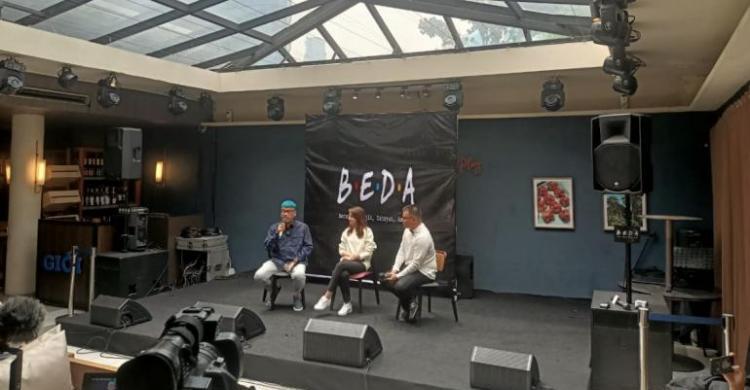 Bawa Gerbong Anak Muda, Tsamara-Pange Dukung Erick Pimpin PSSI Uya Kuya (kiri) dan Tsamara Amany saat konferensi pers terkait dukungan untuk Erick Thohir sebagai Ketua PSSI.