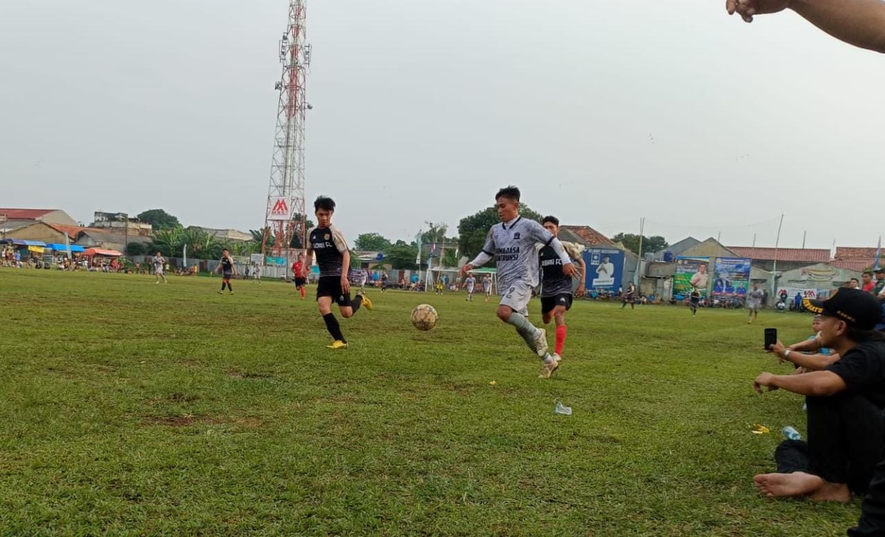 Beri Perlawanan Sengit, Lupus Paksa Hobah Lolos Lewat Adu Penalti Pemain Lupus FC berusaha menggiring bola dan dikejar dua pemain Hobah FC.(Foto: dok/Panitia Bina Jaya Cup).
