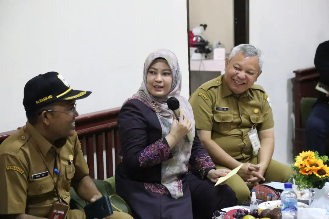 Bupati Irna Dorong Pembentukan BLUD UPT Puskeswan Bupati Irna Narulita saat berbincang dengan jajarannya di sela-sela peresmian Gedung UPT Puskeswan Pandeglang, Selasa (3/1/2023).(Istimewa)