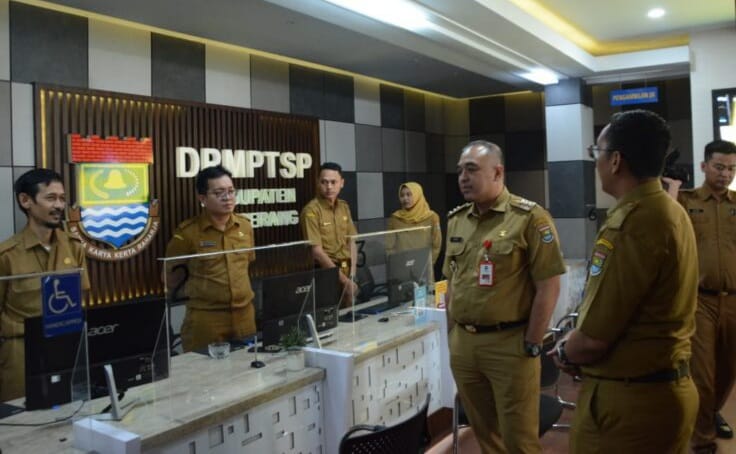 Bupati Zaki Fokus Kejar Target Kinerja dari Awal Tahun 2023 Bupati Tangerang saat berkeliling ke kantor DPMPTSP. (Ist)