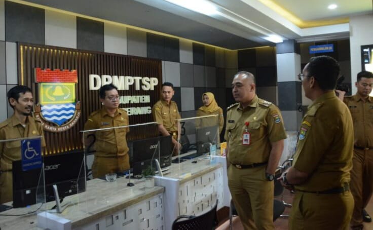 Bupati Tangerang saat berkeliling ke kantor DPMPTSP. (Ist)