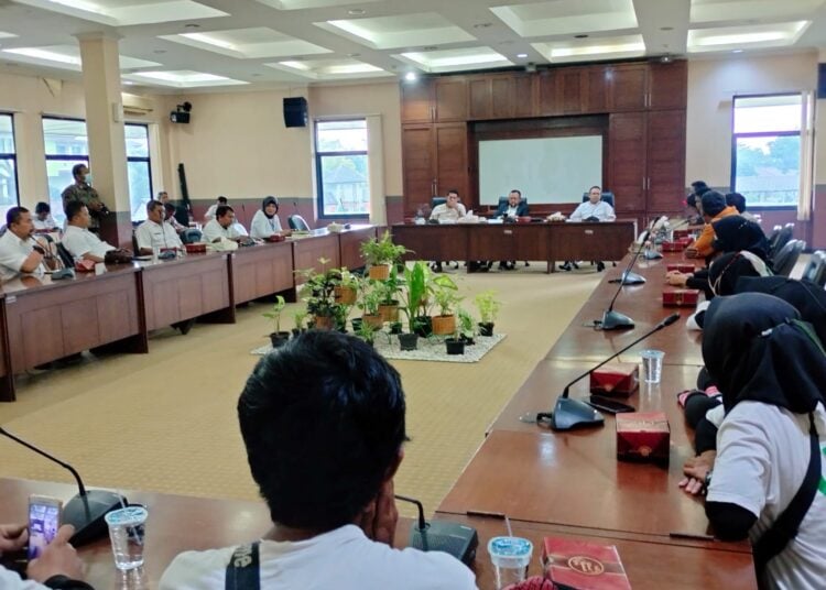 Suasana puluhan buruh PT Cahaya Subur Prima mengadu ke Anggota DPRD Kabupaten Tangerang. (Ist)