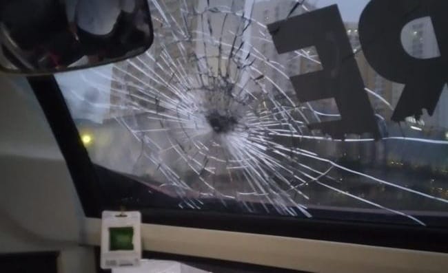 Bus Pemain Persis Solo Diserang, Persita Minta Maaf Kaca bus Persis Solo yang pecah terkena lemparan baru. (Ist)