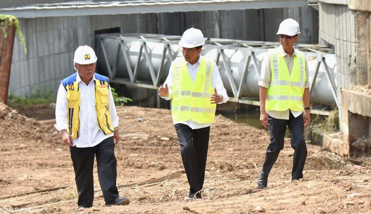 Presiden Jokowi didampingi Menteri PUPR Basuki Hadimuljono saat menyaksikan breakthrough line proyek sedotan sungai Ciliwung.