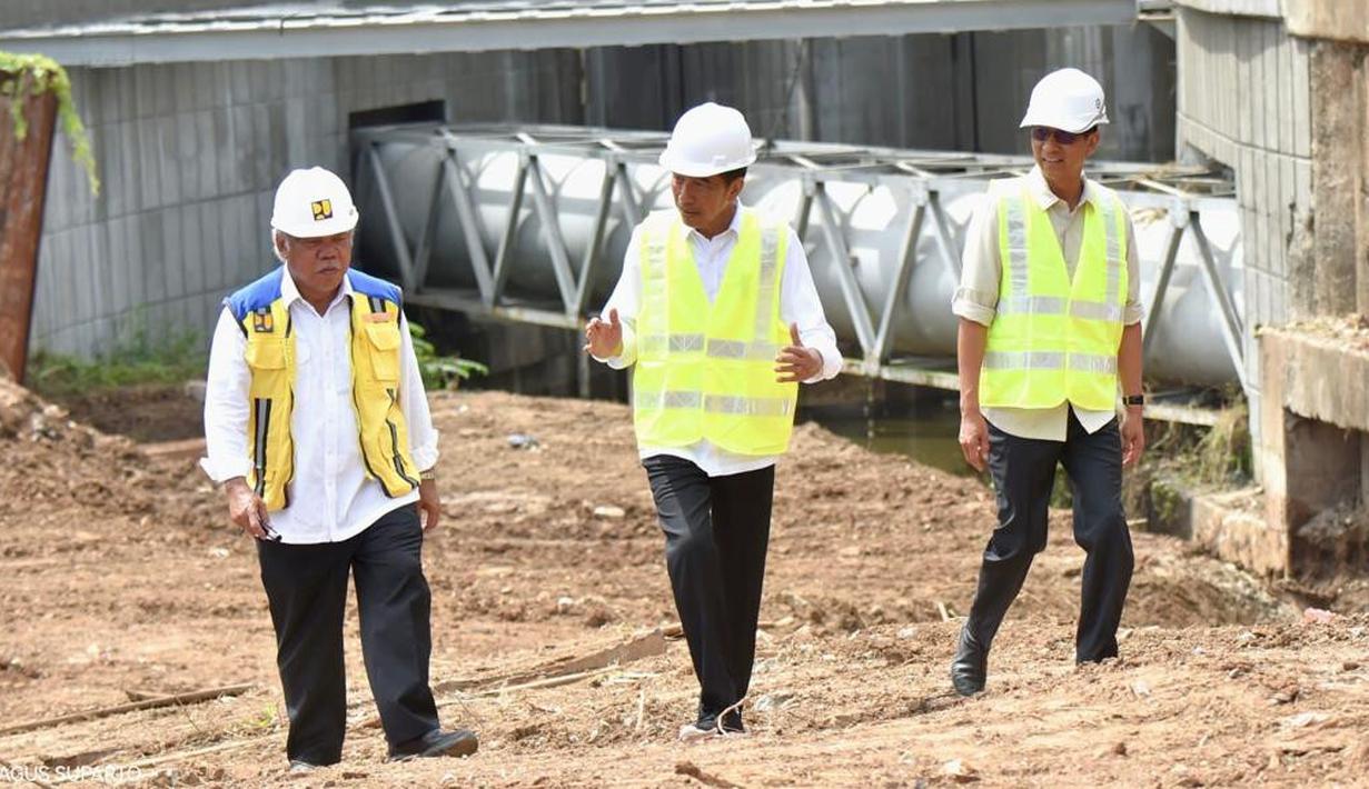 Dampingi Presiden Jokowi Tinjau Sodetan Ciliwung Presiden Jokowi didampingi Menteri PUPR Basuki Hadimuljono saat menyaksikan breakthrough line proyek sedotan sungai Ciliwung.