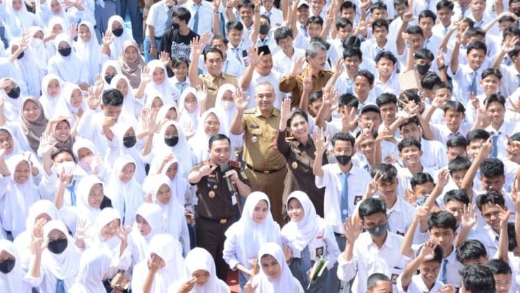 Deklarasi Damai Pelajar SMK Kabupaten Tangerang Antisipasi Tawuran Bupati Tangerang Ahmed Zaki Iskandar bersama para siswa SMK se Kabupaten Tangerang
