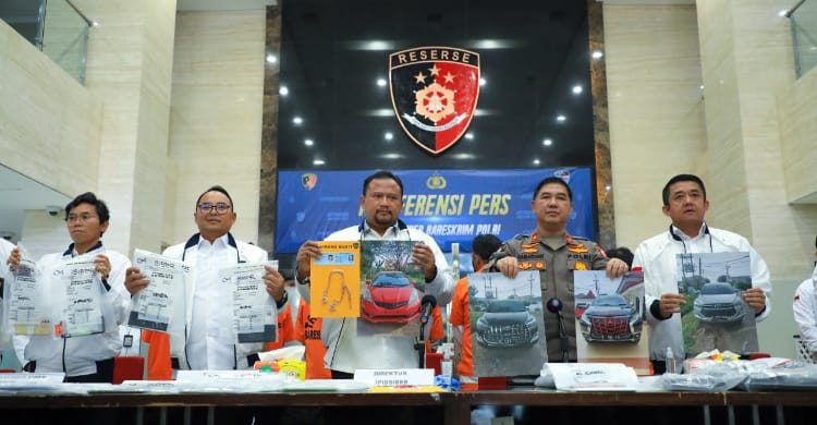 Dibantu BRI, Polri Sukses Tangkap 13 Penjahat Perbankan Modus APK Palsu Bareskrim Polri mengadakan konferensi pers terkait penangkapan 13 orang komplotan kejahatan perbankan.