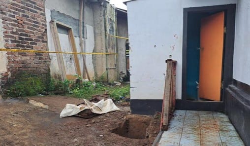 Duloh dan Wowon Gali Kuburan untuk Para Korbannya Kuburan dibelakang rumah Wowon di Cianjur.
