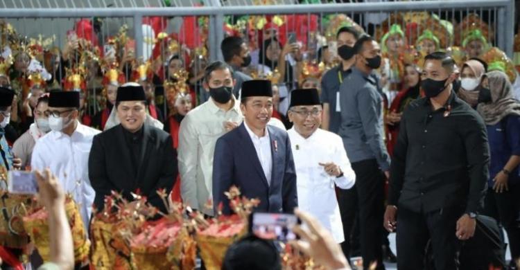 Erick: Tak Cuma Syiar Islam, NU Juga Bangun Peradaban Presiden Jokowi saat hadir di acara Harlah ke-100 NU di Banyuwangi, Jawa Timur. (Foto : Setpers)