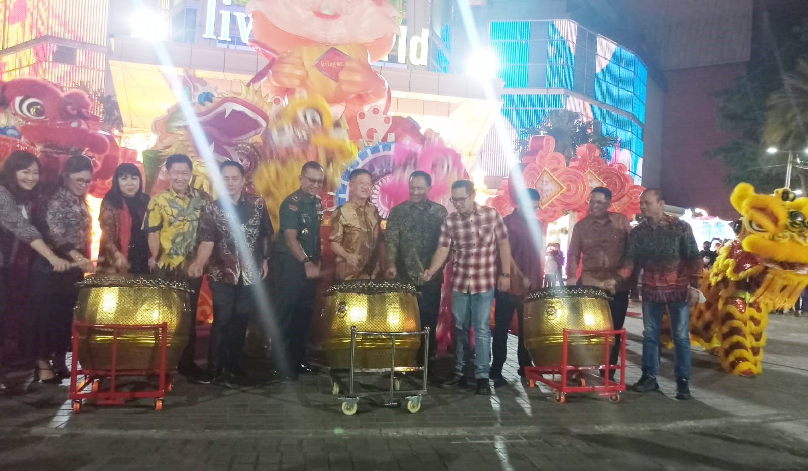 Wakil Wali Kota Tangsel, Pilar Saga Ichsan turut memukul bedug saat pembukaan festival lampion di Living World, Alam Sutera, Selasa (17/1) malam.