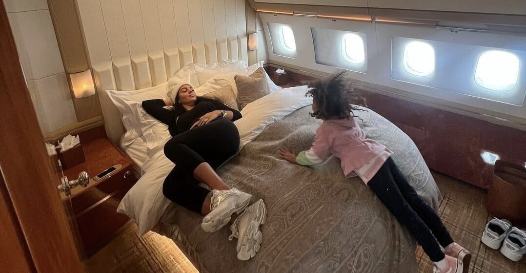 Foto Naik Jet Mewah Dipajang Di Instagram, CR7 Sudah OTW Arab Saudi Salah satu fasilitas kewemahan yang ada di Jet CR7 dan keluarga membawa ke Arab Saudi. (Ist)